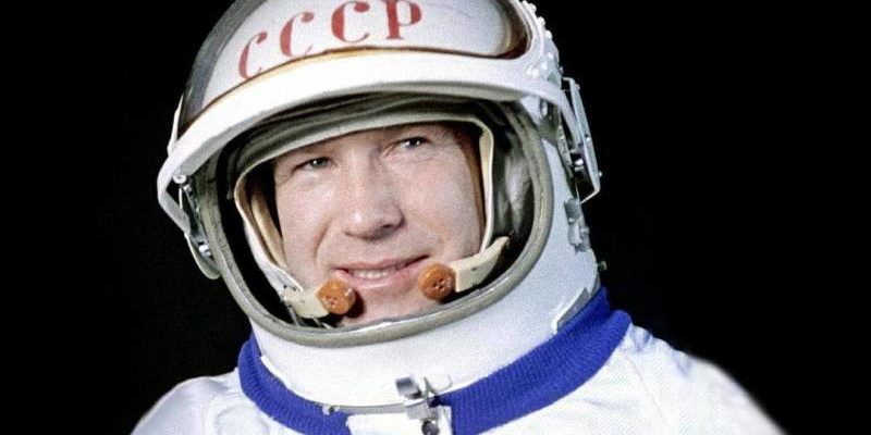 Человек в открытом космосе. фото NASA с корабля леонова
